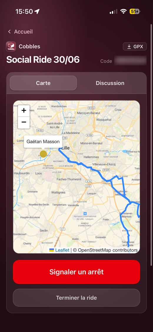 Une ride en cours aux couleurs du club : carte, position des membres et bouton d'arrêt
